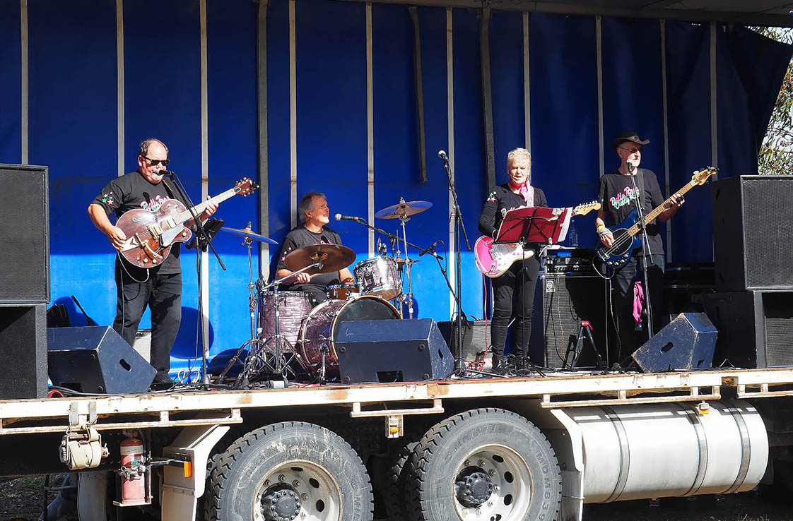 Rockin Dally Roos on stage